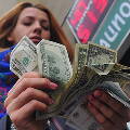 Эксперты объяснили россиянам, в чем опасность покупки долларов
